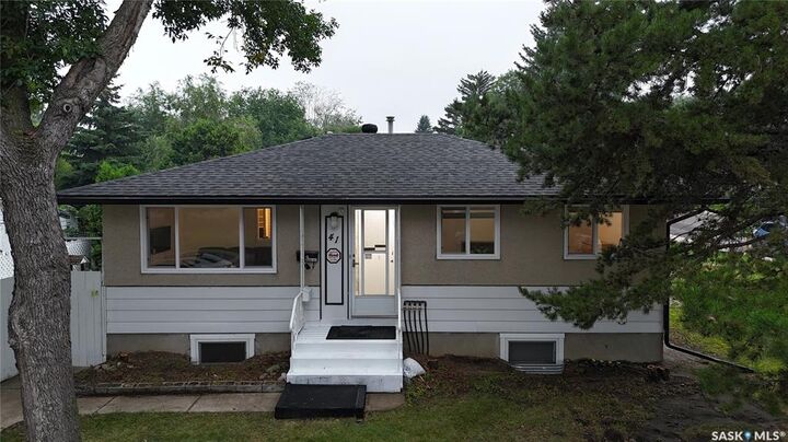 Property Photo: 41 Cartier Crescent SK S7L 4L8