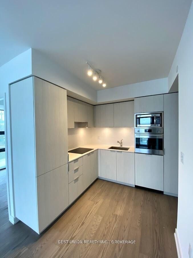 Property Photo:  11 Wellesley Street W 3102  ON M4Y 1E8 