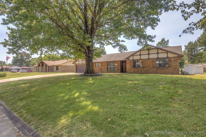 Property Photo: 405 Mockingbird Lane OK 74467