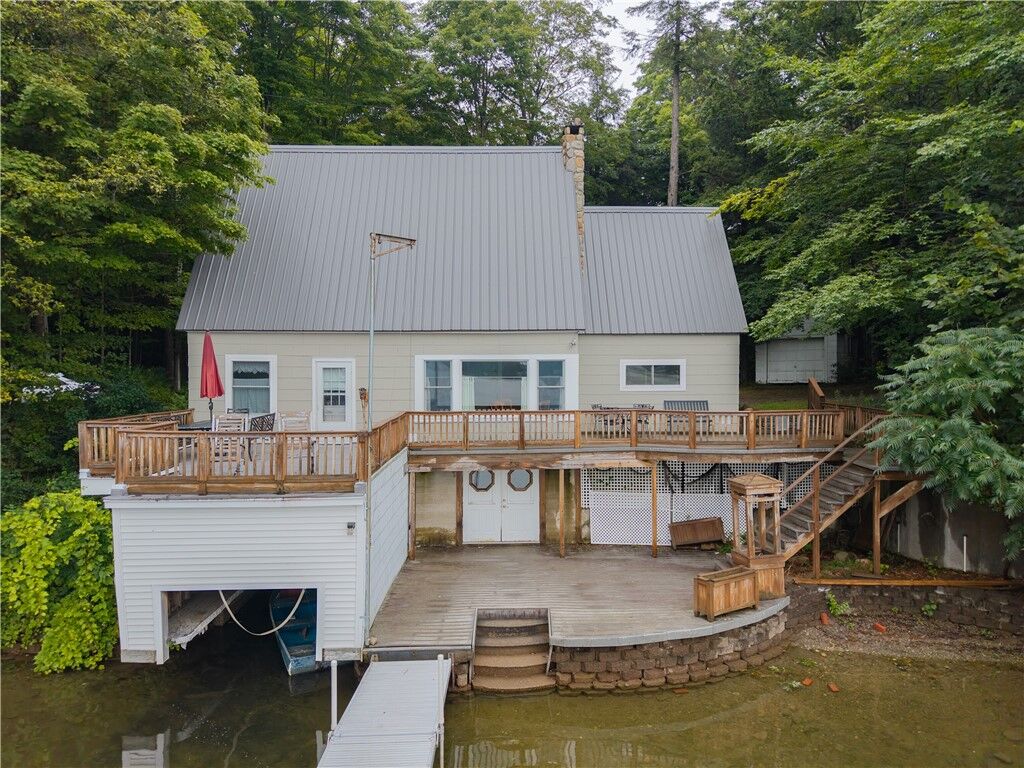 Property Photo:  81 Lindenwood Drive  NY 14572 