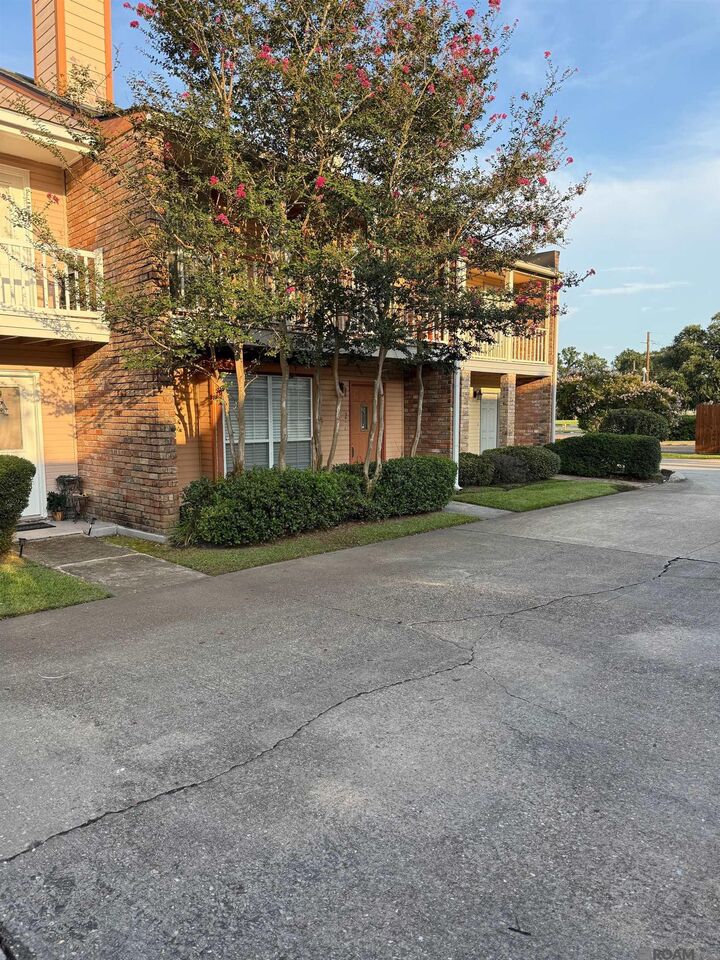 Property Photo:  152 S Foster Dr  LA 70805 