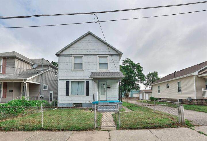 1821 Clarendon Avenue  Middletown OH 45042 photo