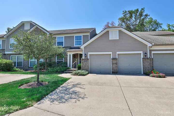 Property Photo: 5886 Stonebridge Circle Way OH 45150