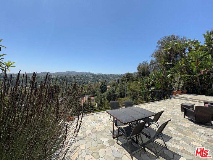 Property Photo:  911 Teakwood Rd  CA 90049 
