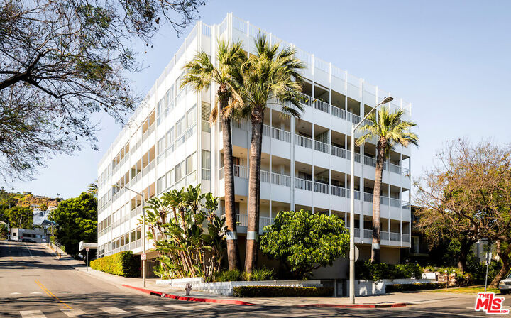 Property Photo:  1400 N Sweetzer Ave  CA 90069 