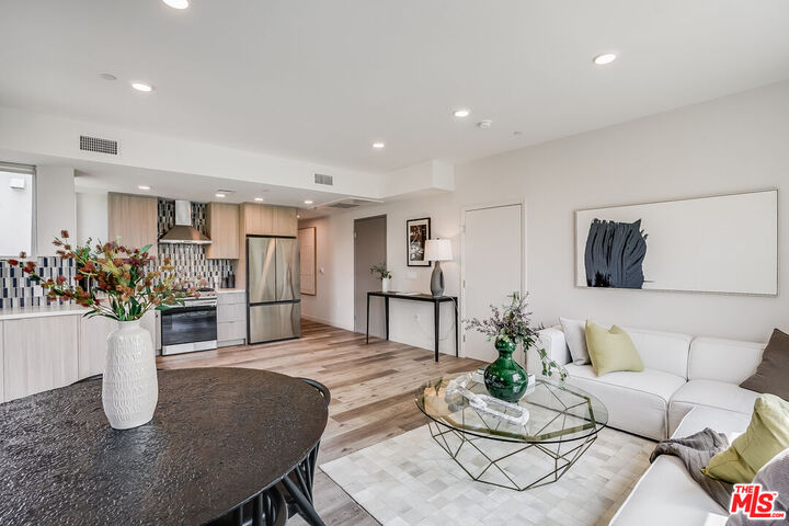Property Photo:  1101 S Bedford St  CA 90035 