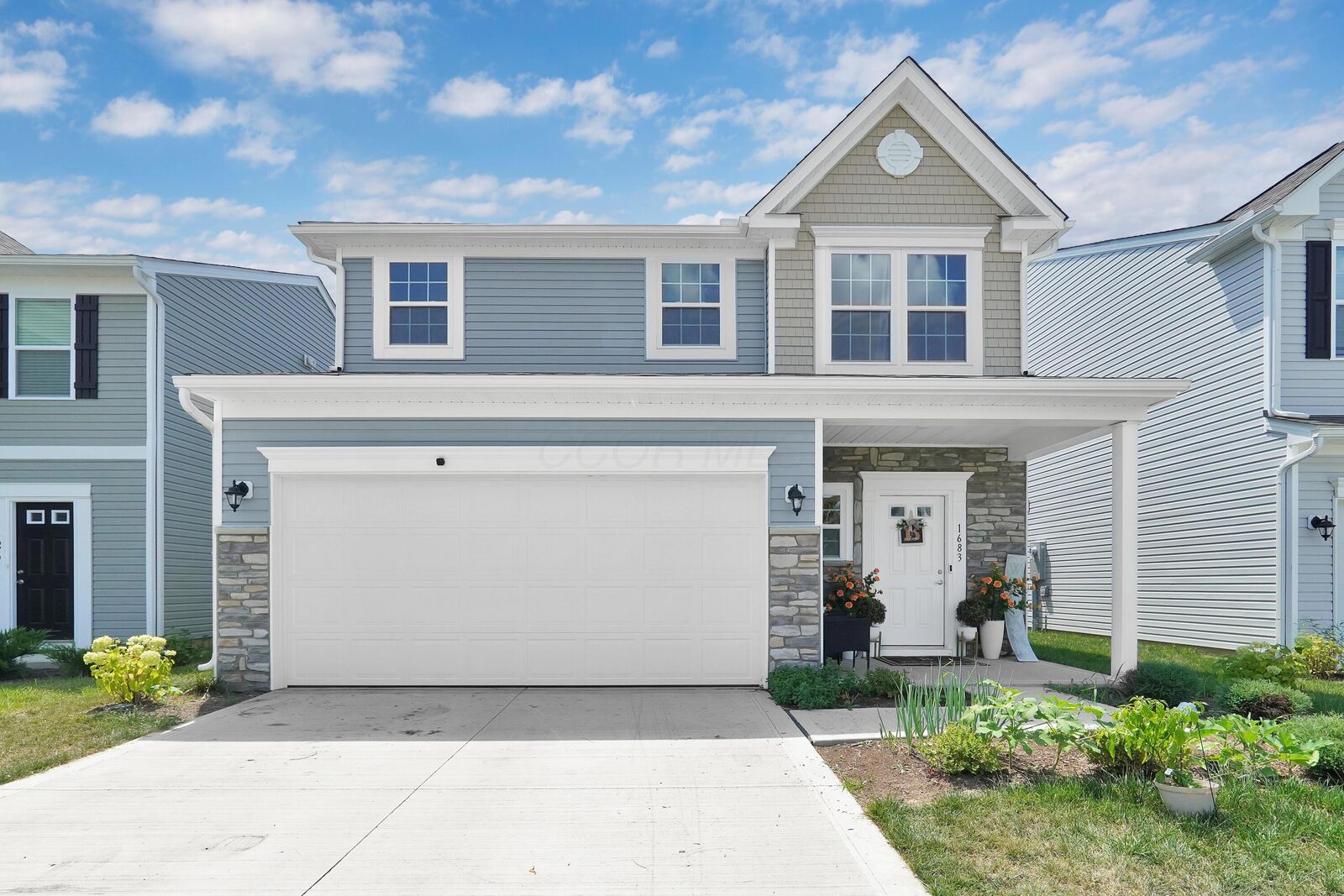 Property Photo: 1683 Lewes Castle Drive OH 43123