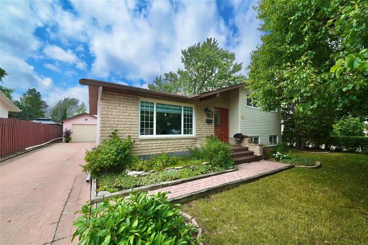 Property Photo:  11 Clearwater Road  MB R2J 2T3 