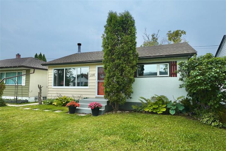 Property Photo:  126 Harold Avenue West  MB R2C 2C4 
