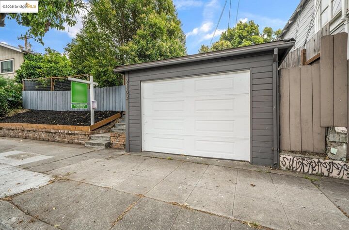 Property Photo:  2162 35th Avenue  CA 94601 
