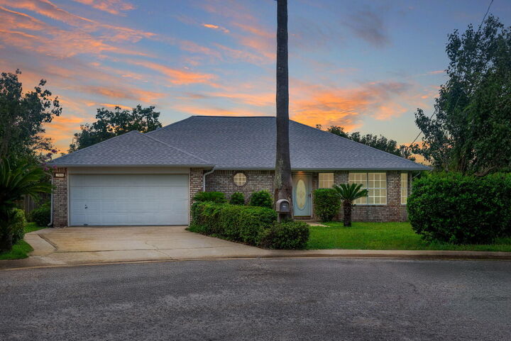 Property Photo: 7252 Antoinette Circle FL 32566