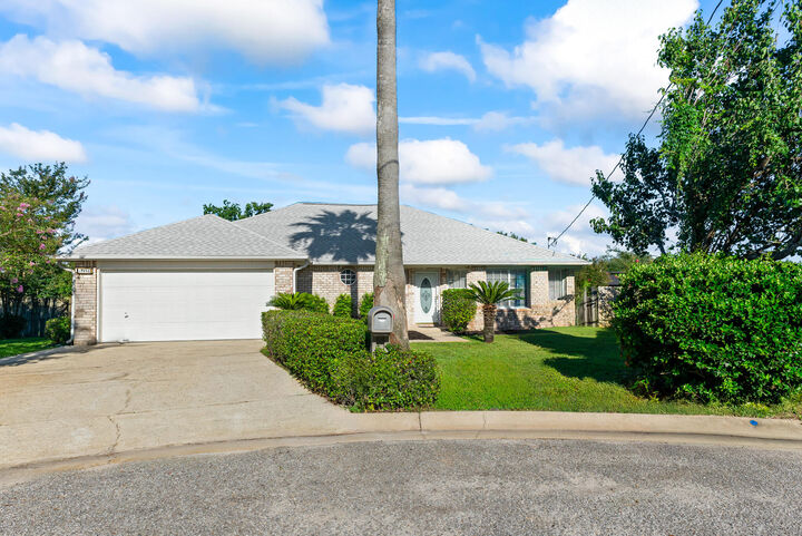Property Photo:  7252 Antoinette Circle  FL 32566 