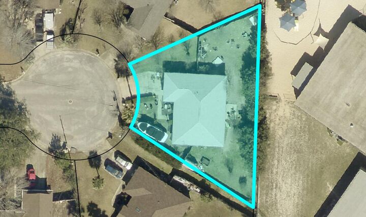 Property Photo: 7252 Antoinette Circle FL 32566
