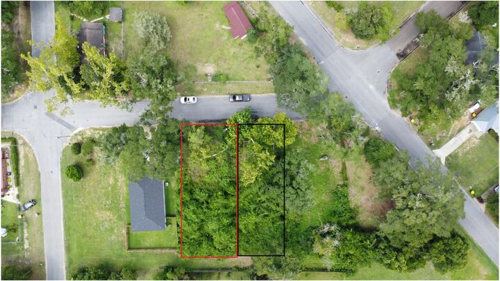 Property Photo: 673 W Walnut Avenue FL 32536