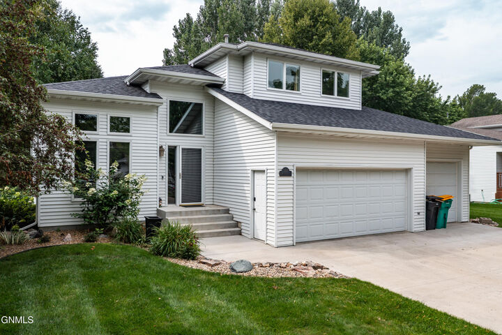 Property Photo:  521 Munich Drive  ND 58504 