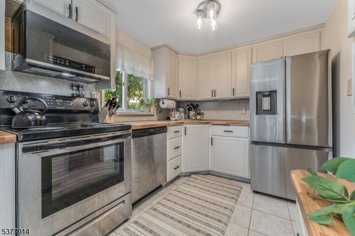 Property Photo:  8 Alder Drive  NJ 07871 