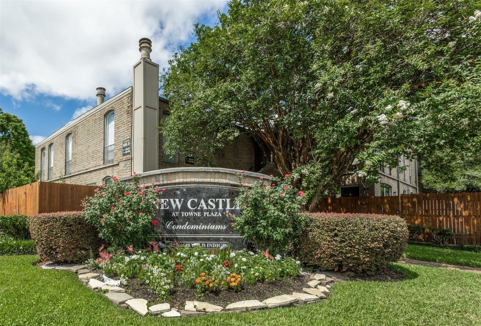 Property Photo: 4633 Wild Indigo Street 536 TX 77027