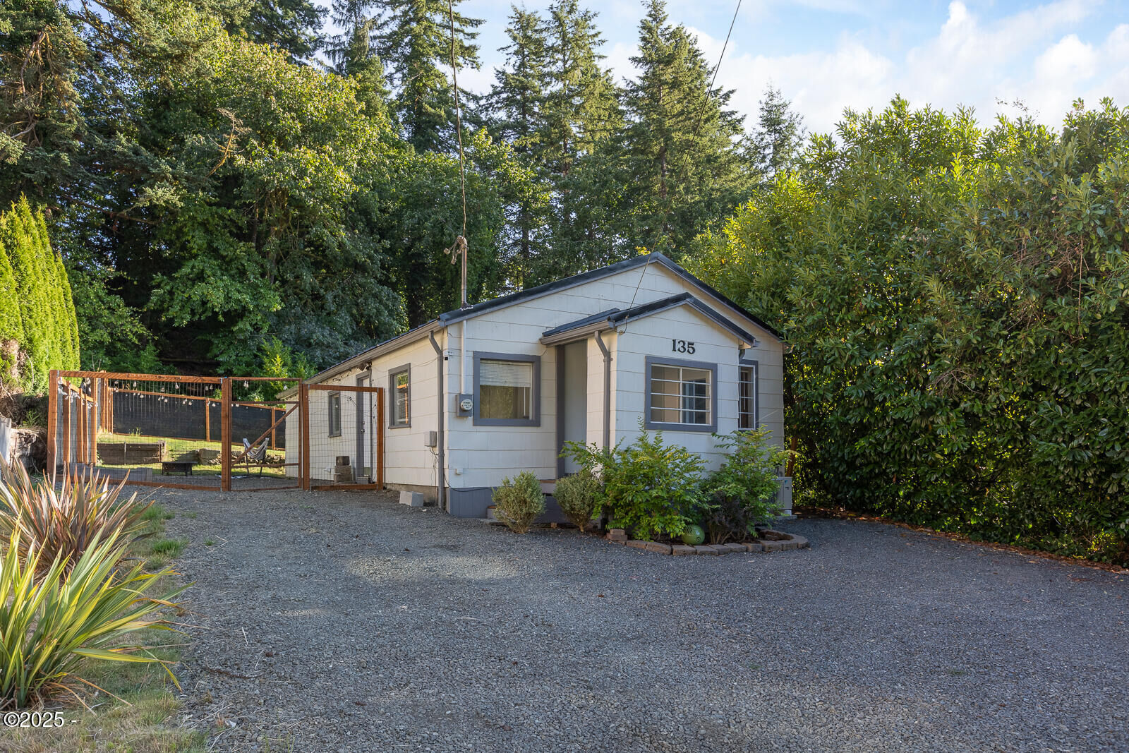 Property Photo: 135 NW 6th Street OR 97391