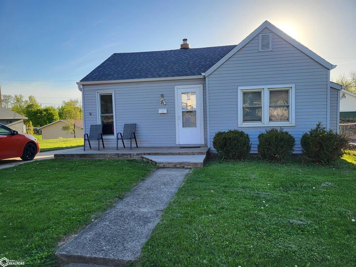 Property Photo:  913 S 7th Avenue  IA 50158 