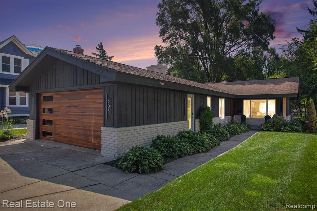 Property Photo: 608 Parkdale MI 48307