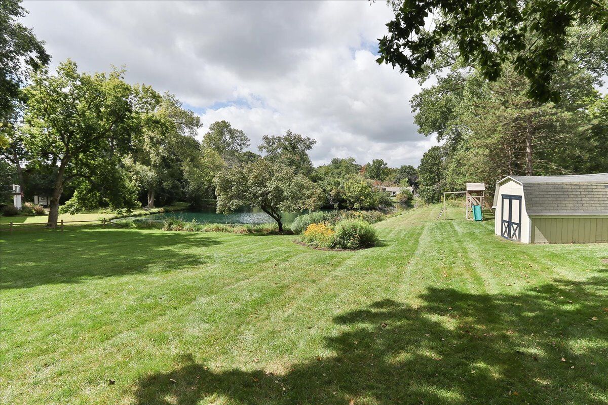 Property Photo: 547 Lakeview Court IL 60103