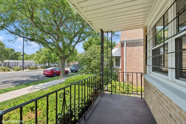 Property Photo: 5821 N California Avenue IL 60659