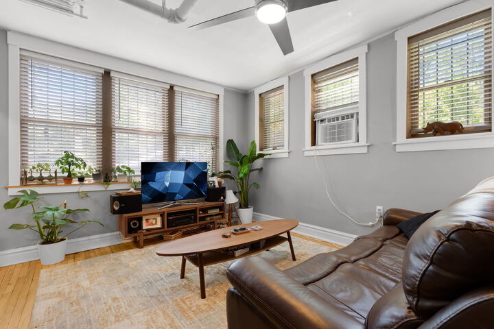 Property Photo: 1300 E 56th Street G IL 60637