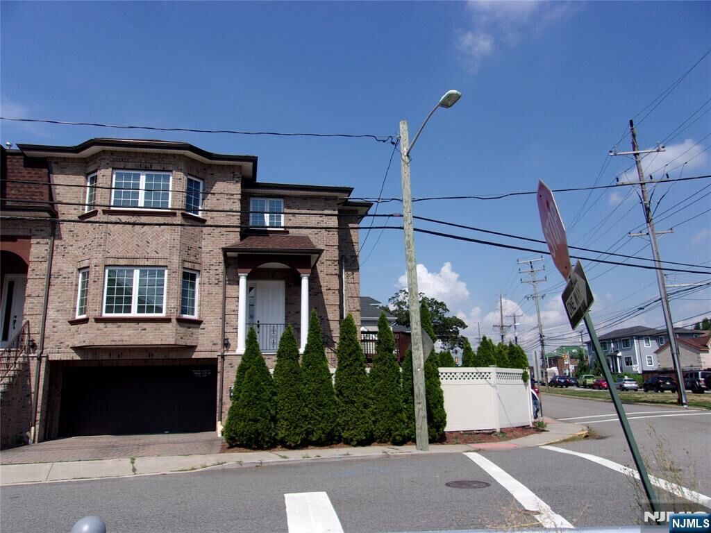 Property Photo:  811 Edgewood Lane B  NJ 07024 