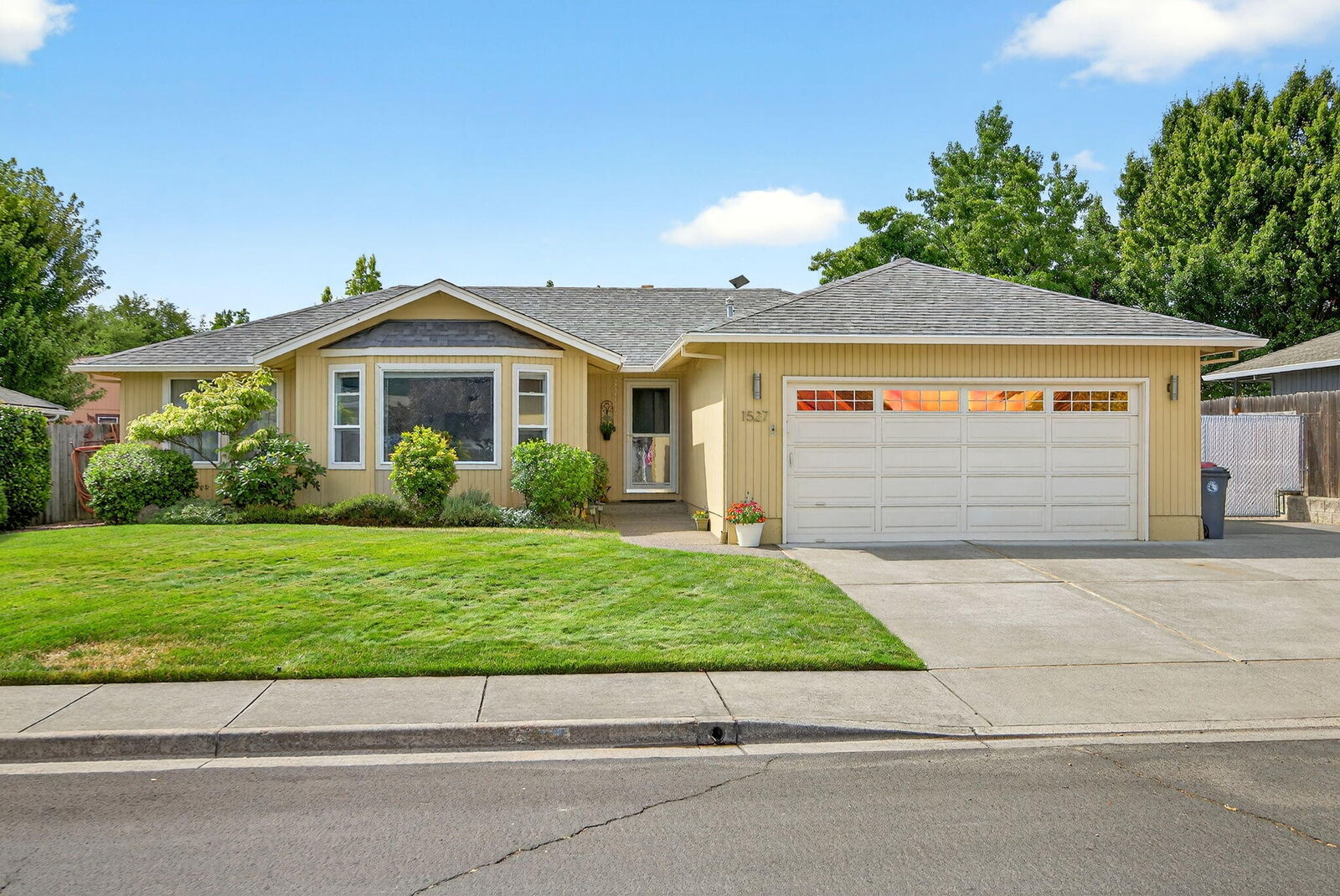 Property Photo:  1527 Arlington Drive  OR 97501 