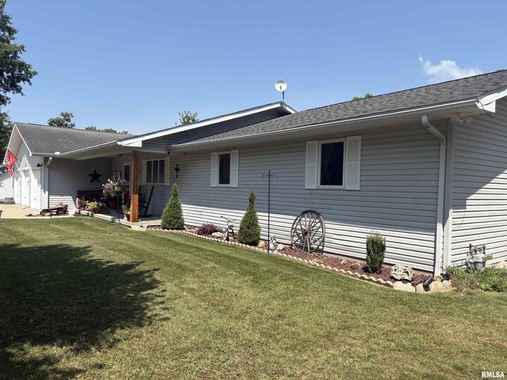 Property Photo: 605 W George Street IL 62907