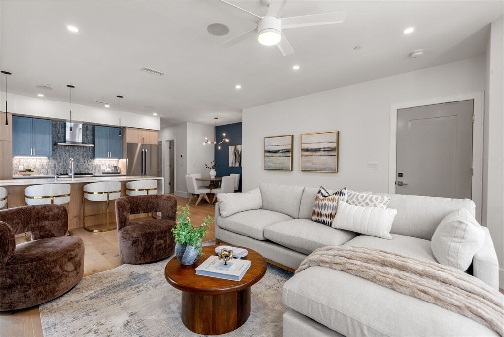 Property Photo:  527 East 7th Street 7  MA 02127 
