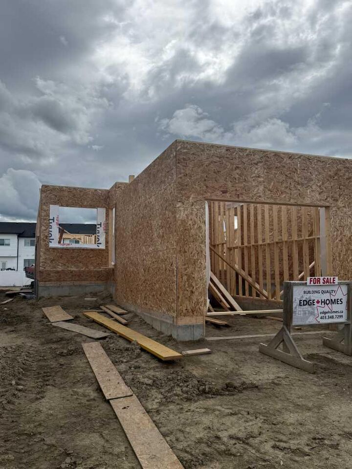 Property Photo: 37 Ellington Crescent AB T4P 3H1