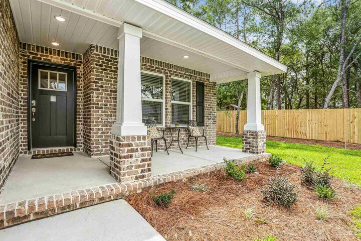 Property Photo: 8739 Daryl Dr FL 32583