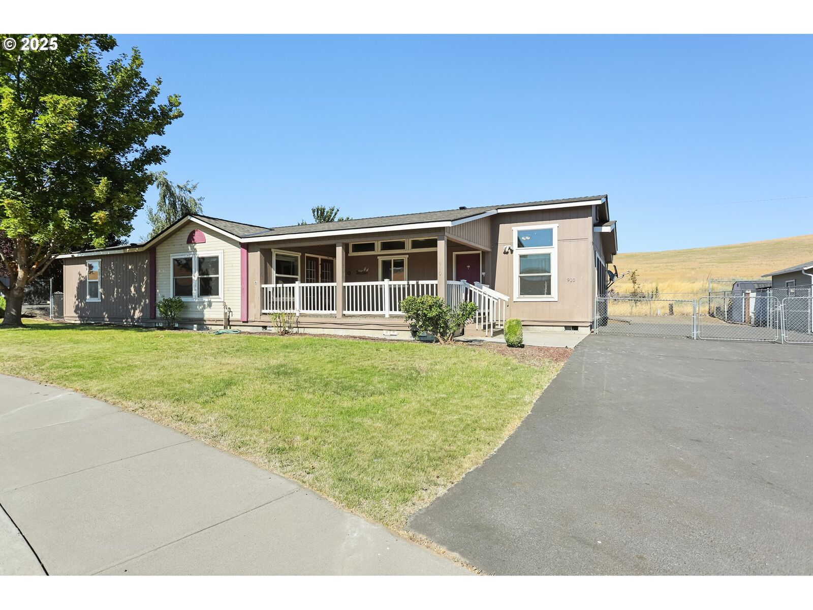 Property Photo:  910 Toll Rd  OR 97021 