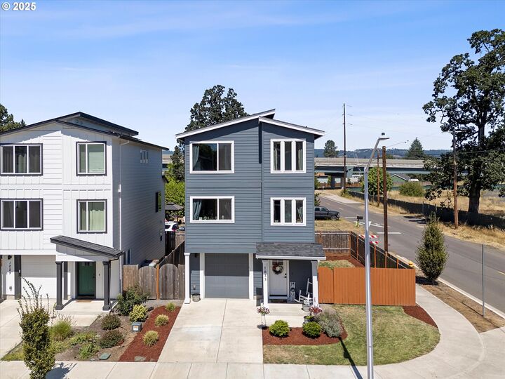 Property Photo: 1033 E Ginger Root Ct OR 97132