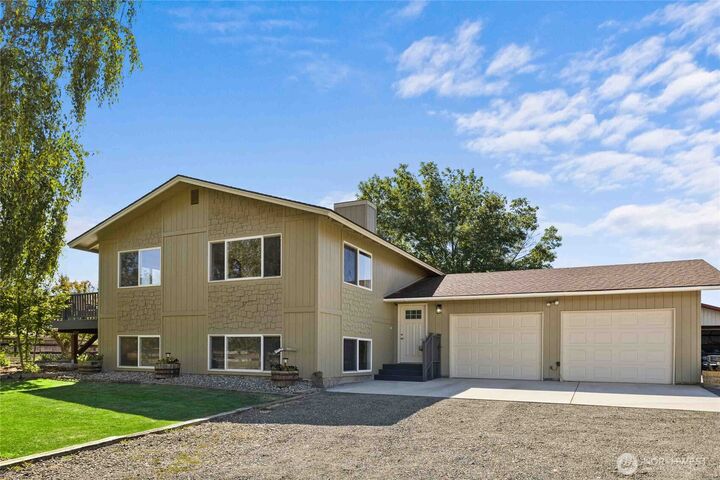 Property Photo:  1011  Hanson Road  WA 98926 