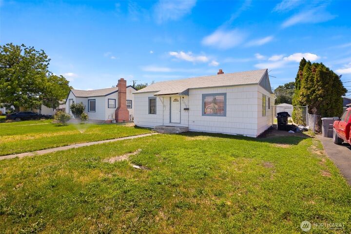Property Photo:  1004 S 2nd Avenue  WA 98902 