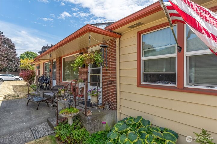 Property Photo:  915  17th Avenue  WA 98632 