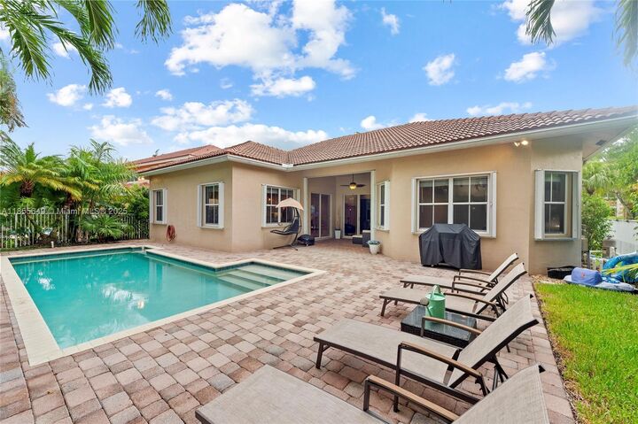 Property Photo:  1487 Blue Jay Cir  FL 33327 