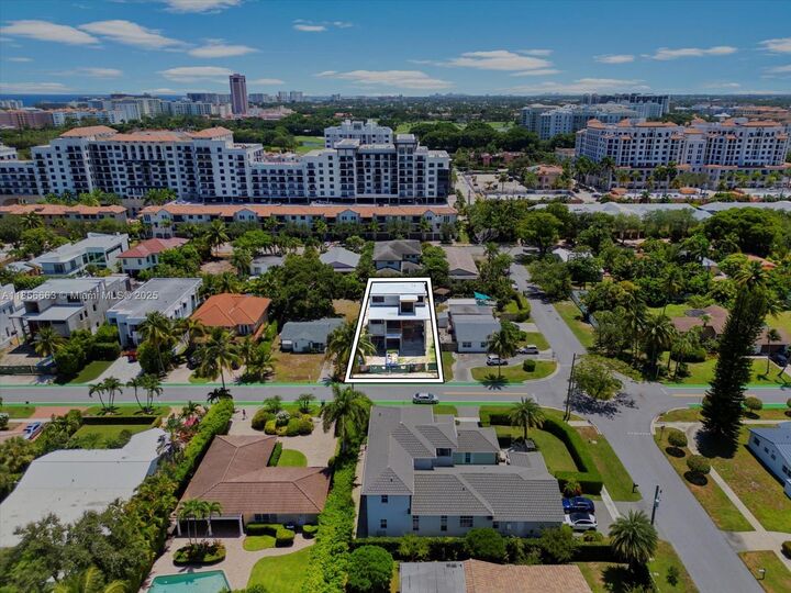 Property Photo: 310 NE 2nd St FL 33432