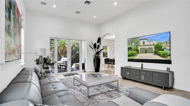 Property Photo:  822 E Spinnaker Dr E  FL 33019 