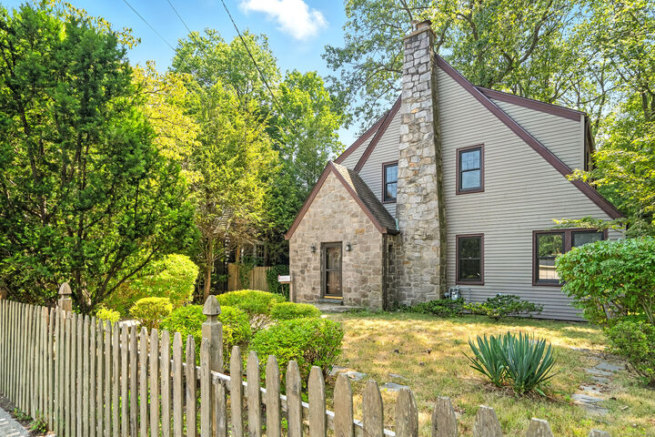Property Photo:  415 West Avenue  CT 06820 