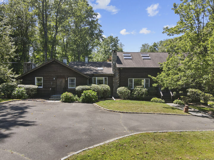 Property Photo:  1 Long Wall Road  CT 06896 