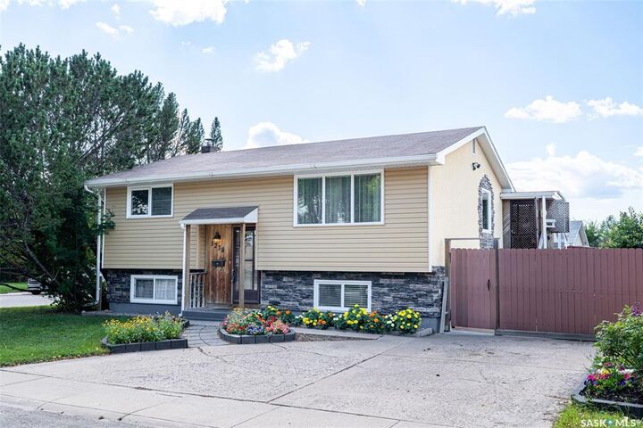 Property Photo:  3238 Massey Drive  SK S7L 4M9 