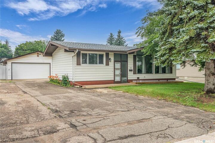 Property Photo:  10 Macdonald Crescent  SK S7H 3G6 