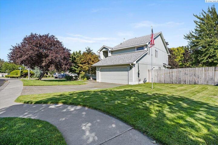 Property Photo:  1606 Elementary St  WA 99352 