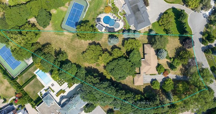 Property Photo: 2 Bridle Heath Gate ON M3B 2B4