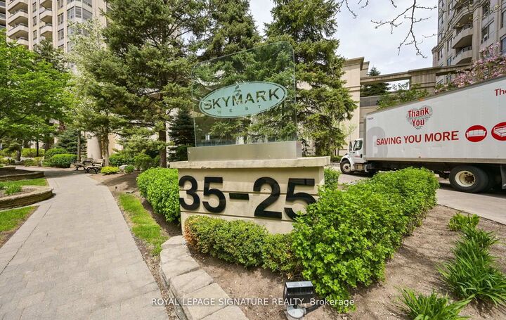 Property Photo:  25 Kingsbridge Garden Circle 1126  ON L5R 4B1 