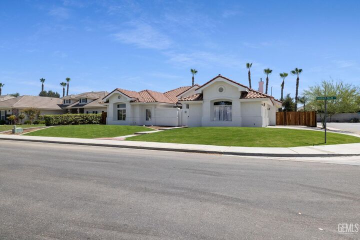 Property Photo: 13307 Phoenix Palm Court CA 93314