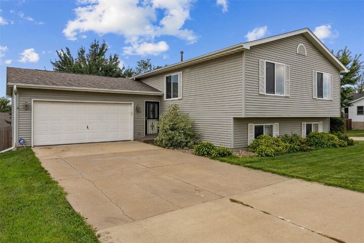 3205 33rd SW  Cedar Rapids IA 52404 photo